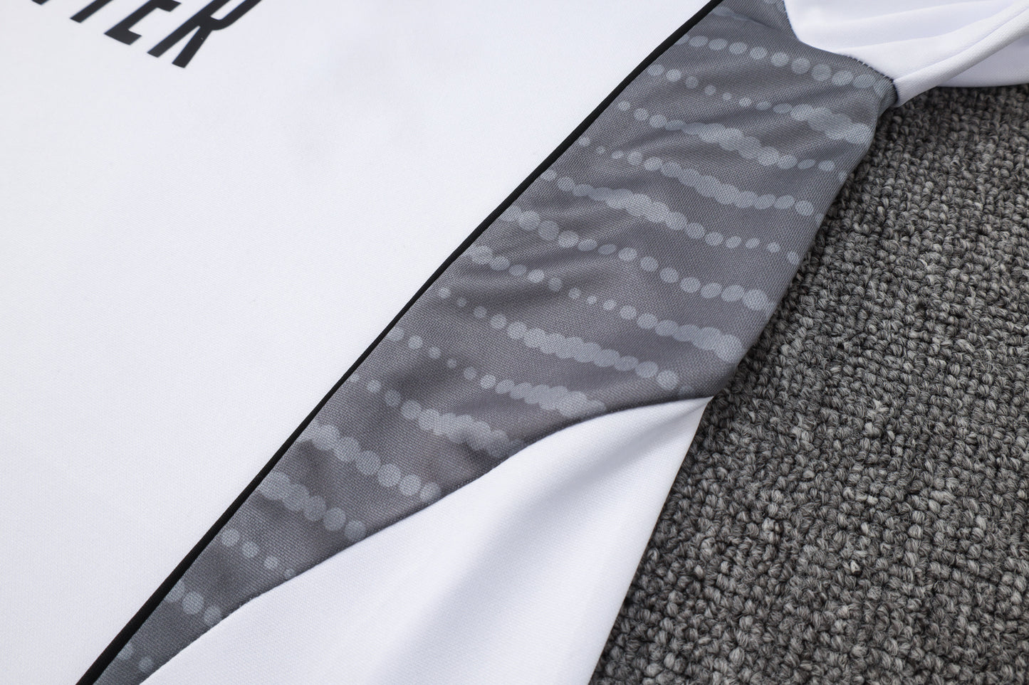 סט חליפה ריאל מדריד 25/26 – לבן/שחור 🤍⚫