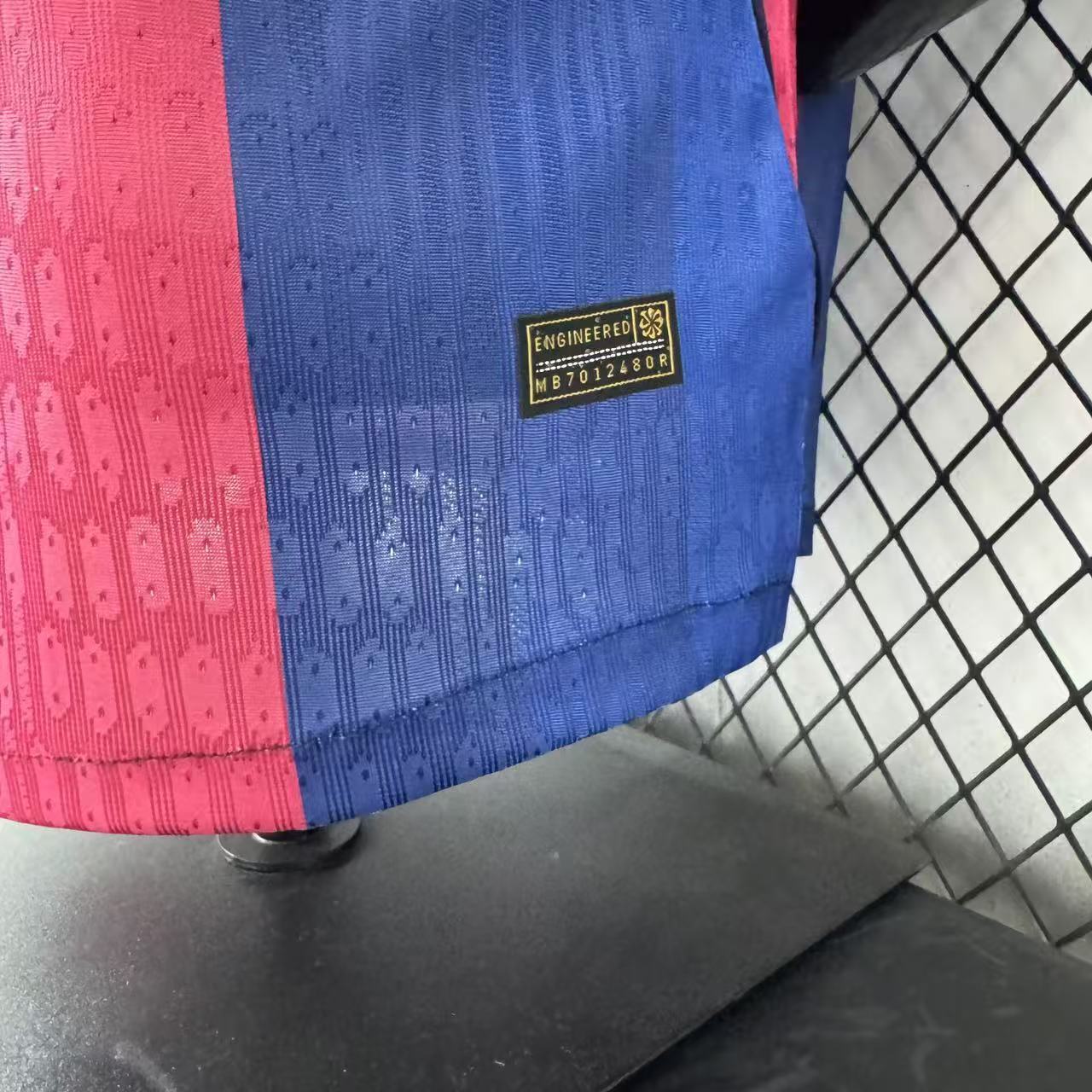 חולצת הבית הרשמית של ברצלונה, עונת 26/27