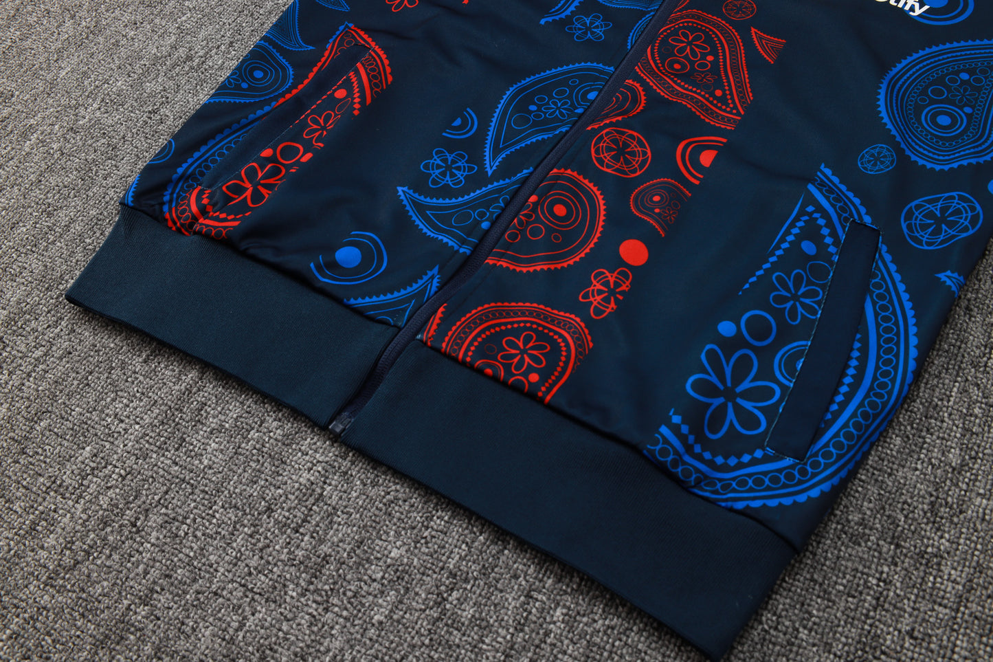 ⚽🔵🔴 חליפת אימון ברצלונה 24/25 – עיצוב גיאומטרי מיוחד