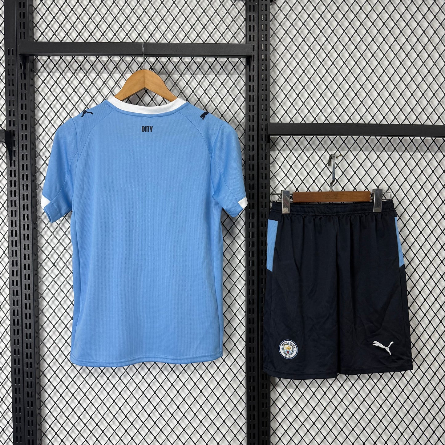 חליפת ילדים מנצ'סטר סיטי בית 25/26 – חולצה ומכנס בתכלת האלגנטי של אלופת אנגליה 💙⚽👑