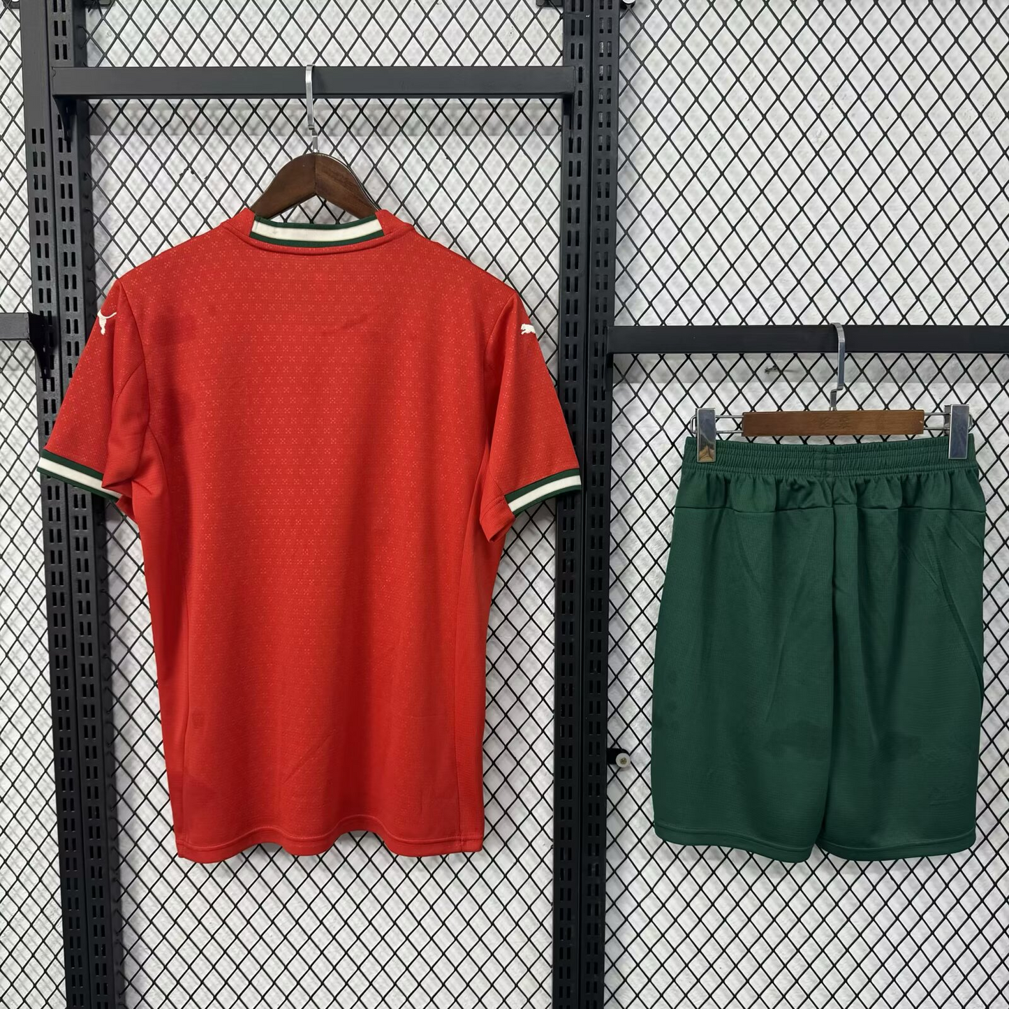 חליפת ילדים פורטוגל 25/26 – חולצה ומכנס באדום עוצמתי עם נגיעות ירוק-זהב, בדיוק כמו רונאלדו ⚽🔥