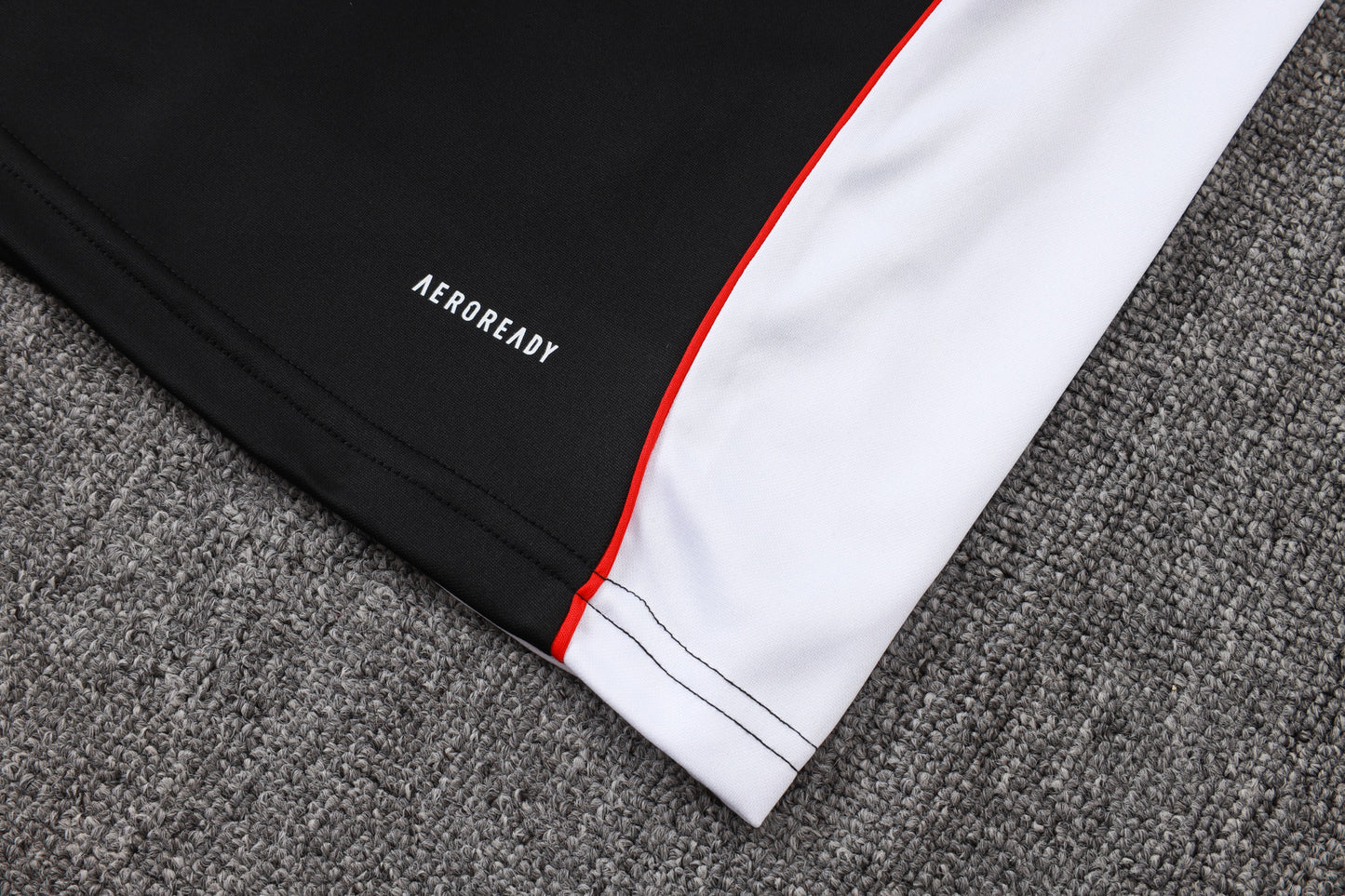 ⚽🔥חליפת אימון באיירן מינכן 25/26 – שחור/אדום