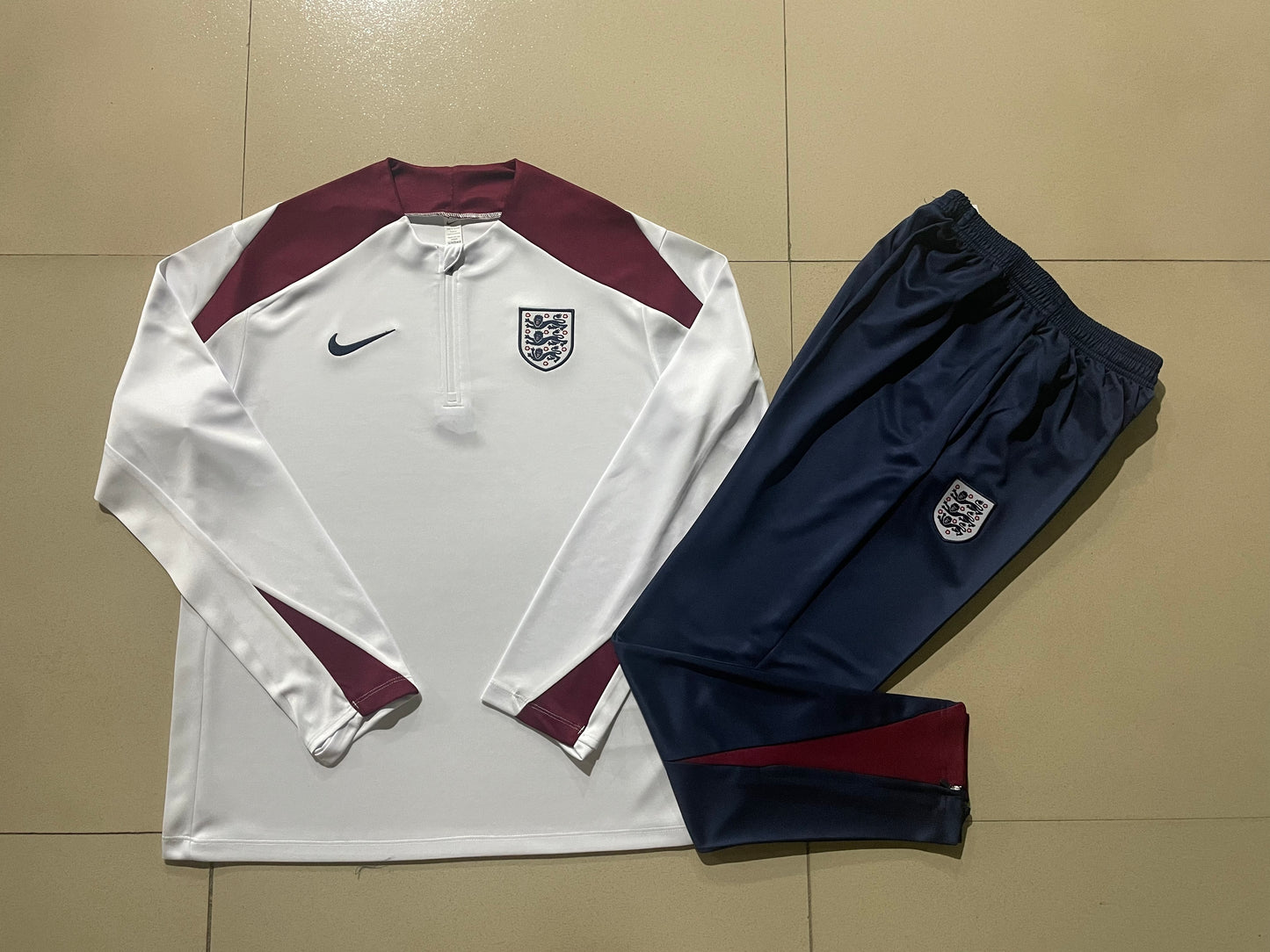 חליפת אימון לבנה וכחולה כחולה של אנגליה 24/25 - מהדורת חצי רוכסן