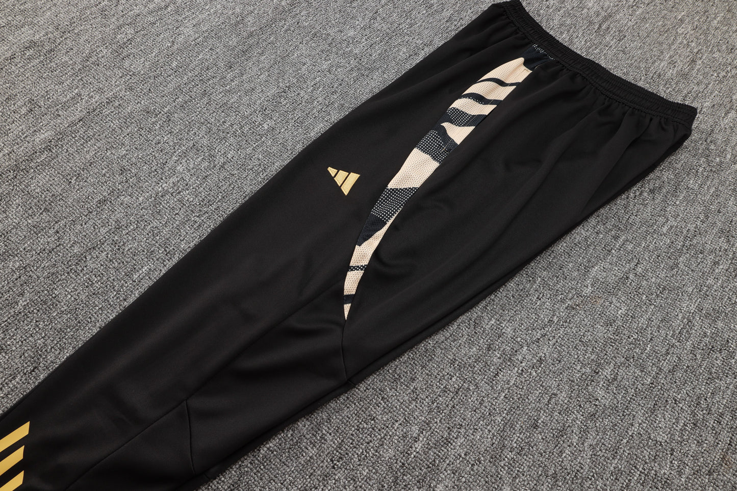 סט חליפה ריאל מדריד בצבע שחור שנת 24/25