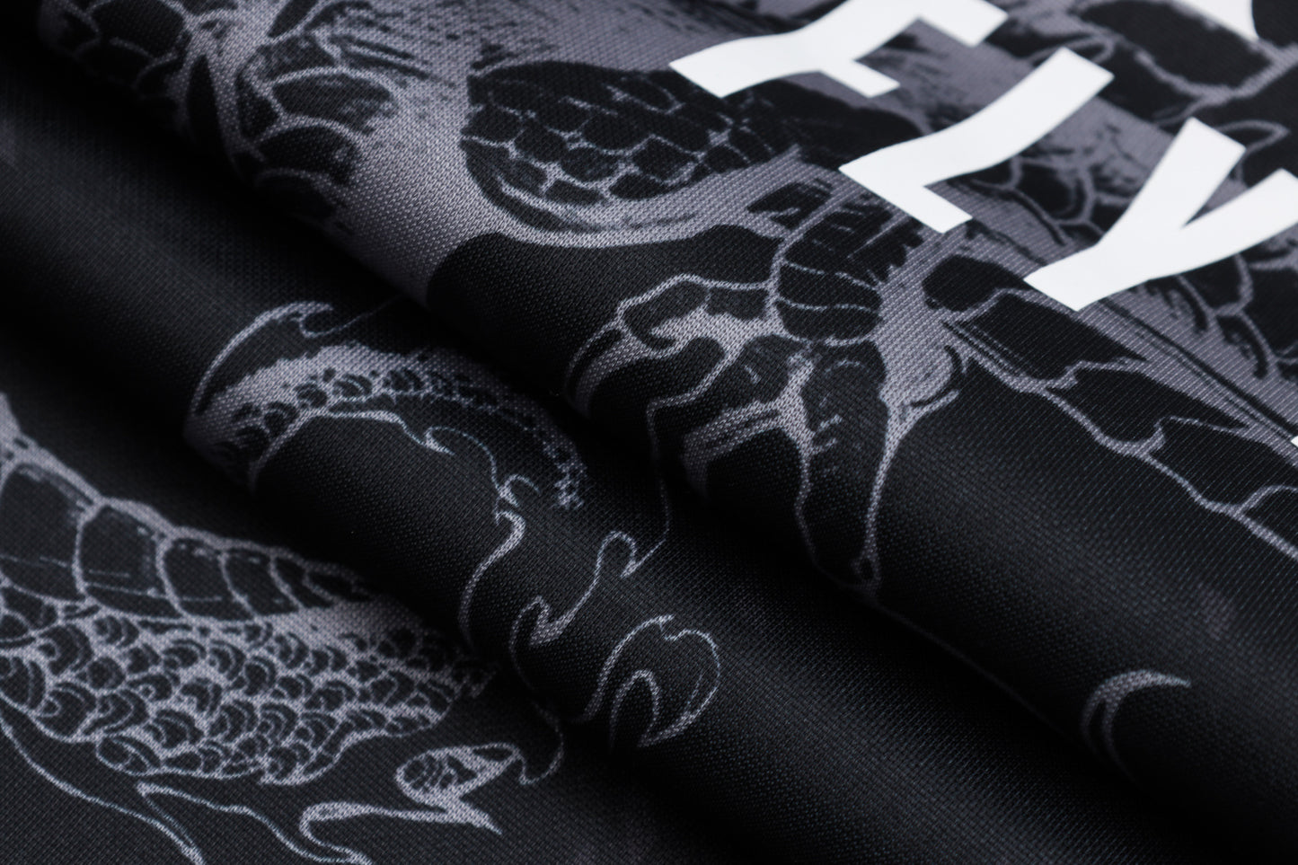 חליפת אימון ריאל מדריד 2024/25 – שחור ספריי עם חצי רוכסן ופסים לבנים