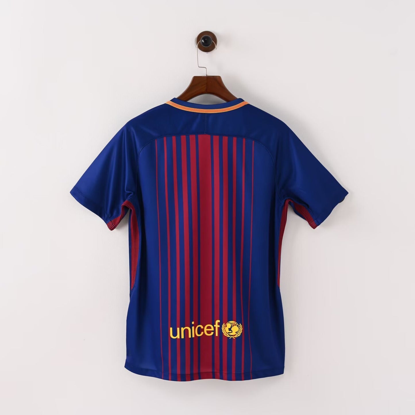 חולצת ברצלונה בית 2017/18 – הדגם האייקוני רטרו