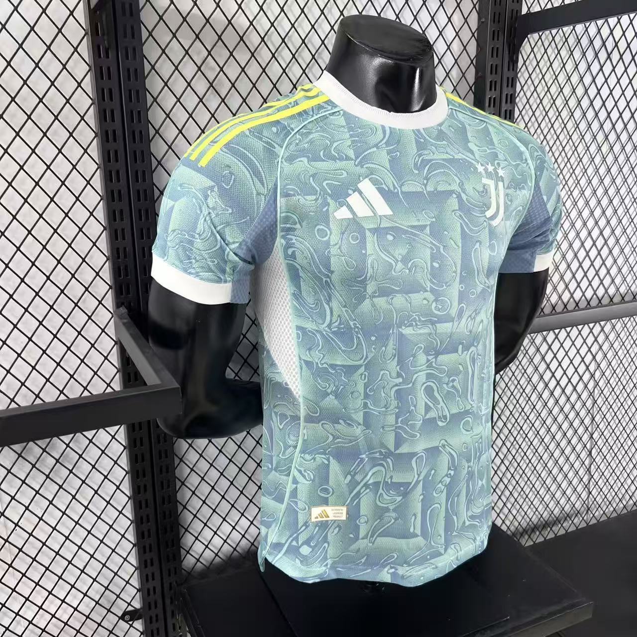 חולצת יובנטוס 25/26 – דגם חוץ