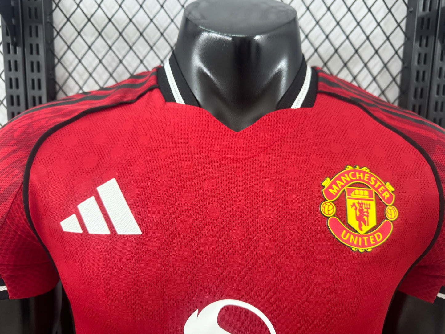 חולצת הבית של מנצ'סטר יונייטד לעונת 2025/26