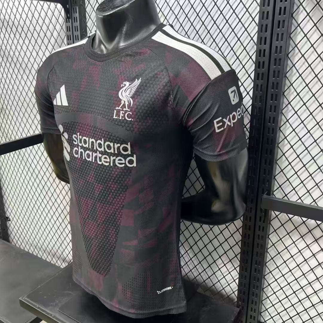Liverpool FC חולצת ליברפול שלישית 2026/27 בשחור ובורדו