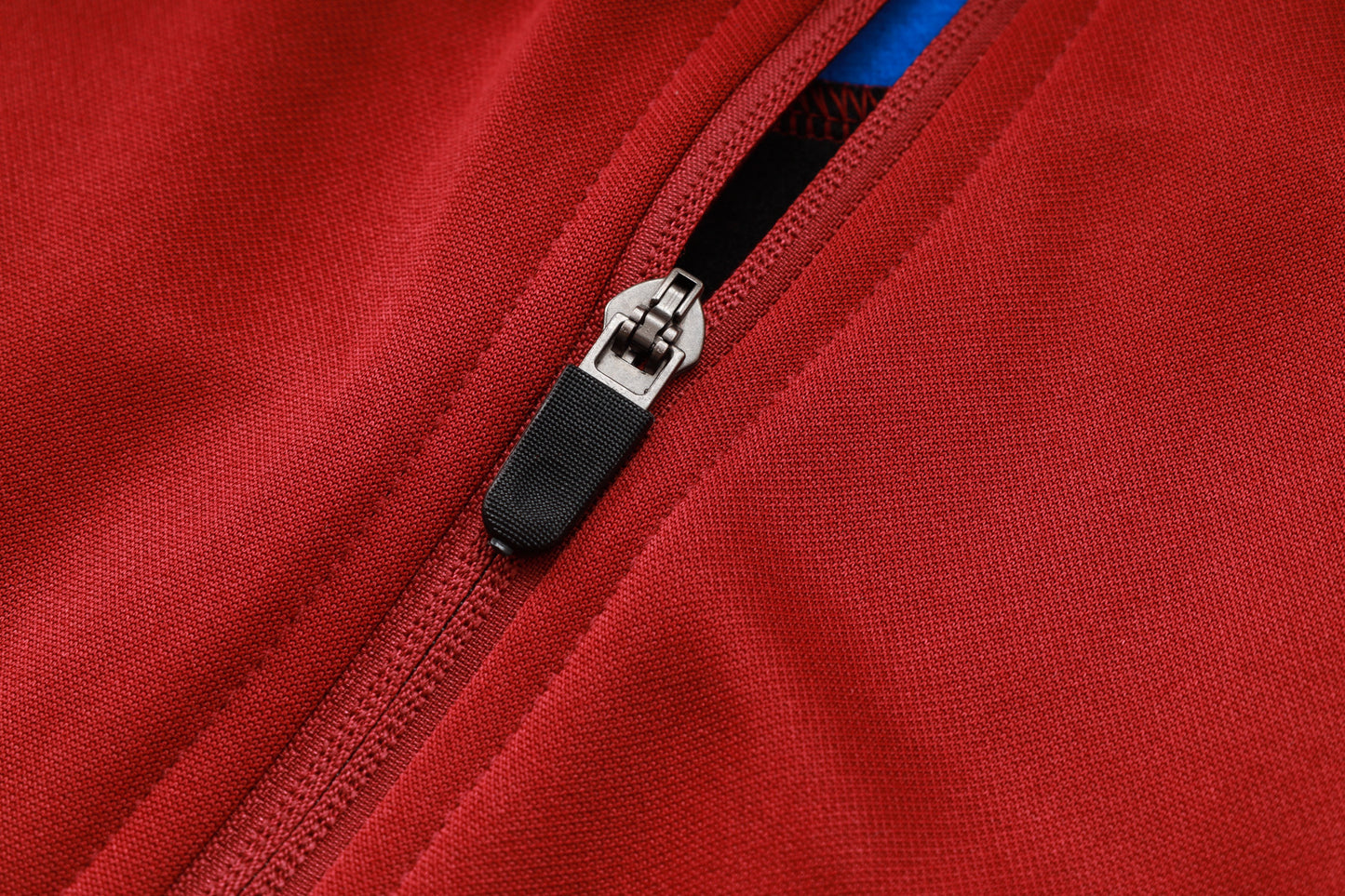 חליפת אימון ברצלונה 2024/25 – בורדו עם קפוצ׳ון ורוכסן מלא