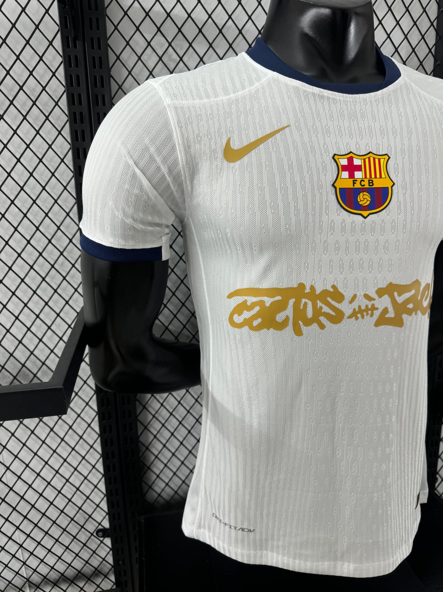 🤍💛⚽ Special Edition – חולצת ברצלונה פרימיום לבנה וזהב