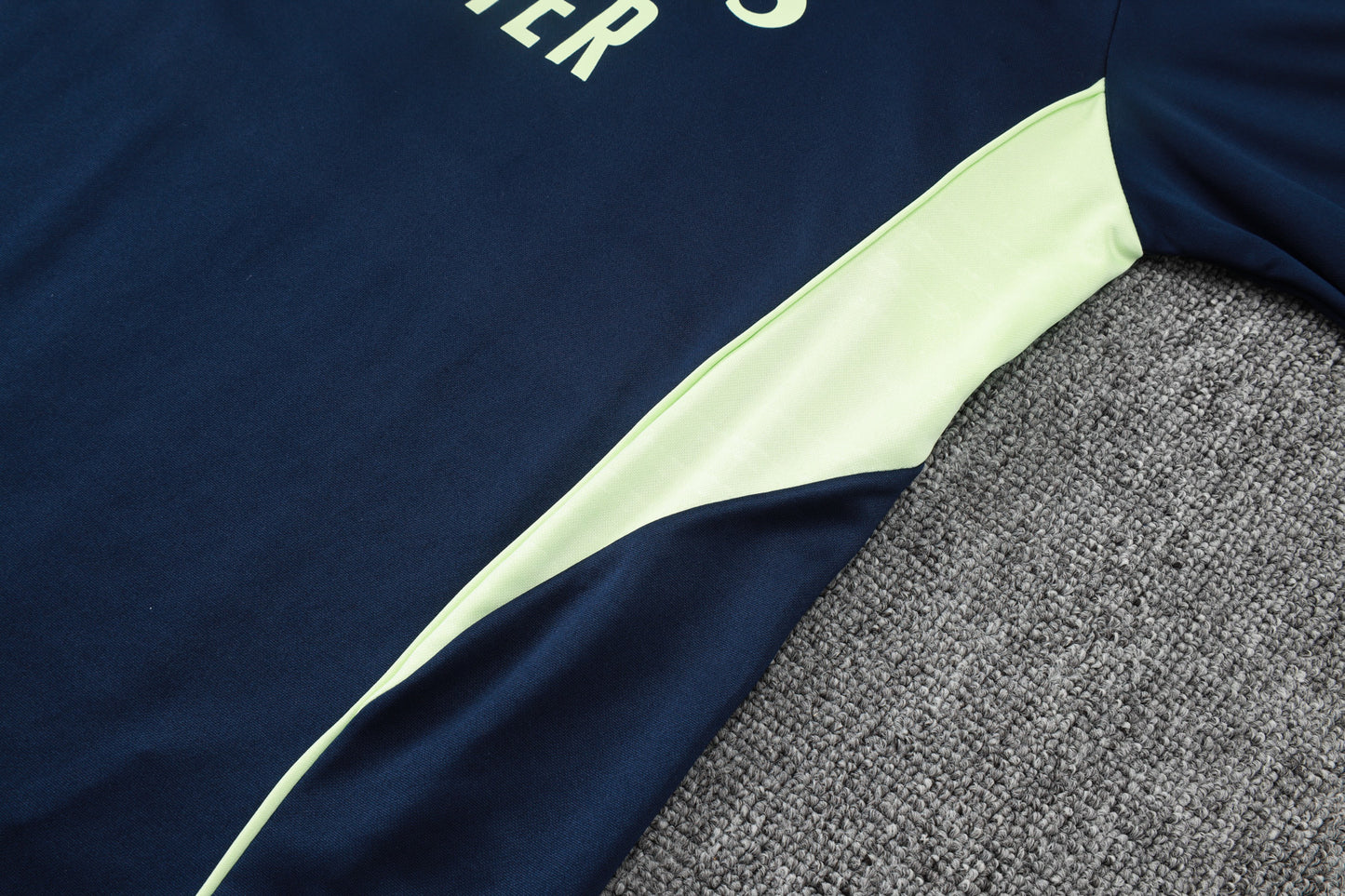 חליפת אימון ריאל מדריד 2025/26 – כחול כהה עם חצי רוכסן