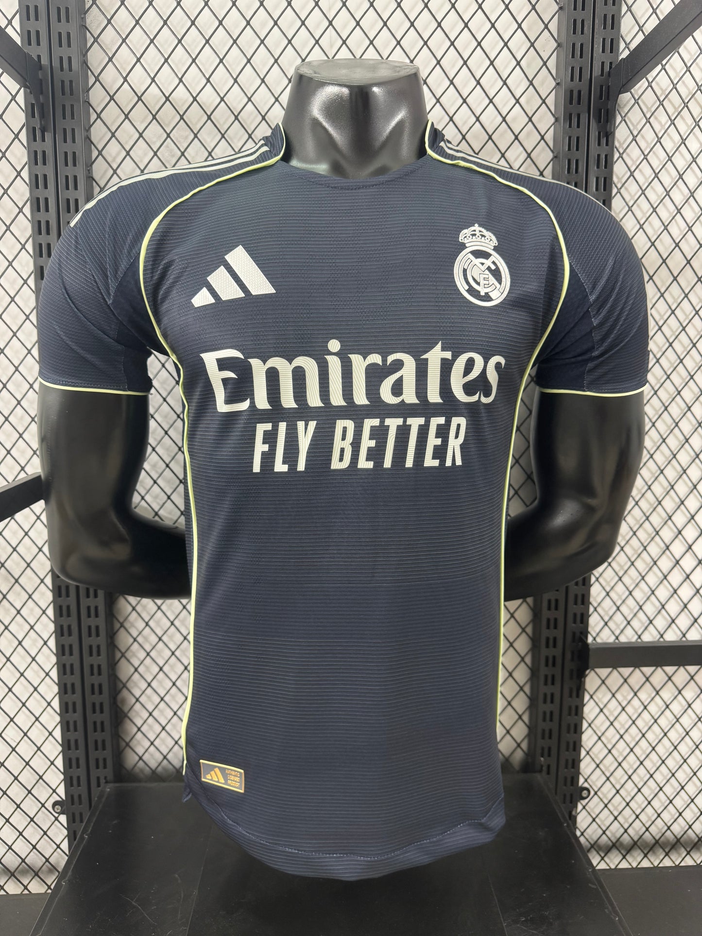 חולצת חוץ של ריאל מדריד לעונת 2025/26