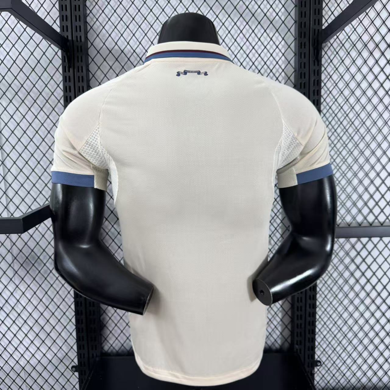 חולצת חוץ קלאסית של אייאקס בעיצוב חדש לעונת 2025/26!