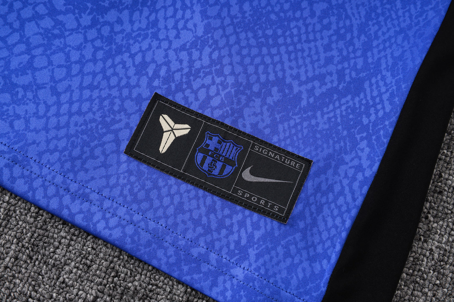 חליפה קצרה ברצלונה סגולה עונת 2025/2026 – דגם הטבעה