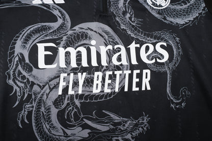 חליפת אימון ריאל מדריד 2024/25 – שחור ספריי עם חצי רוכסן ופסים לבנים