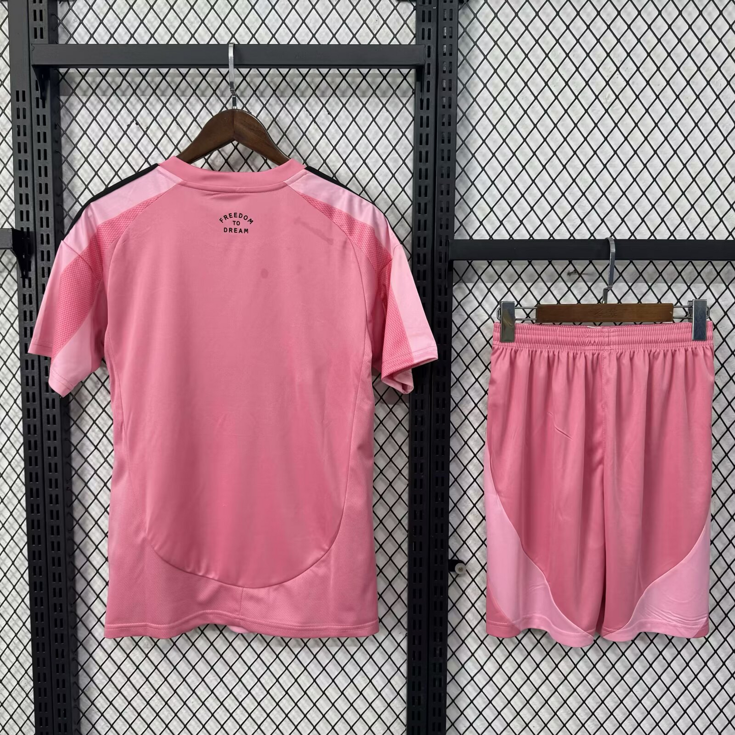 חליפת ילדים אינטר מיאמי בית 25/26 – חולצה ומכנס בגוון ורוד-שחור איקוני כמו מסי בעצמו ⚽🌴💗