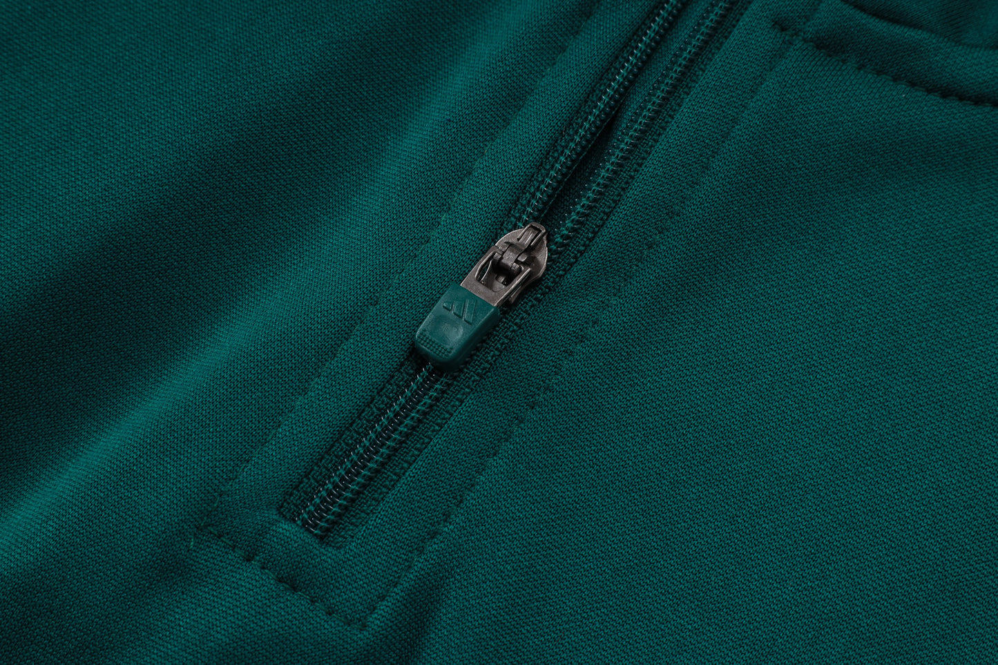 חליפת אימון איטליה 26/27 – דגם חצי רוכסן (ירוק כהה)