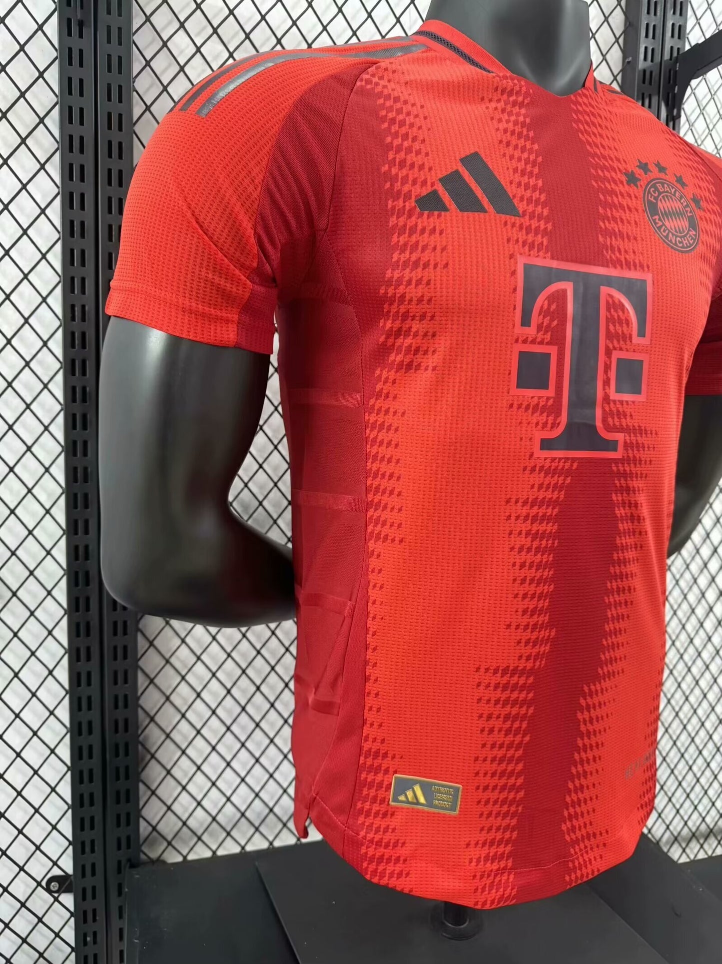 חולצת בית של באיירן מינכן לעונת 24/25