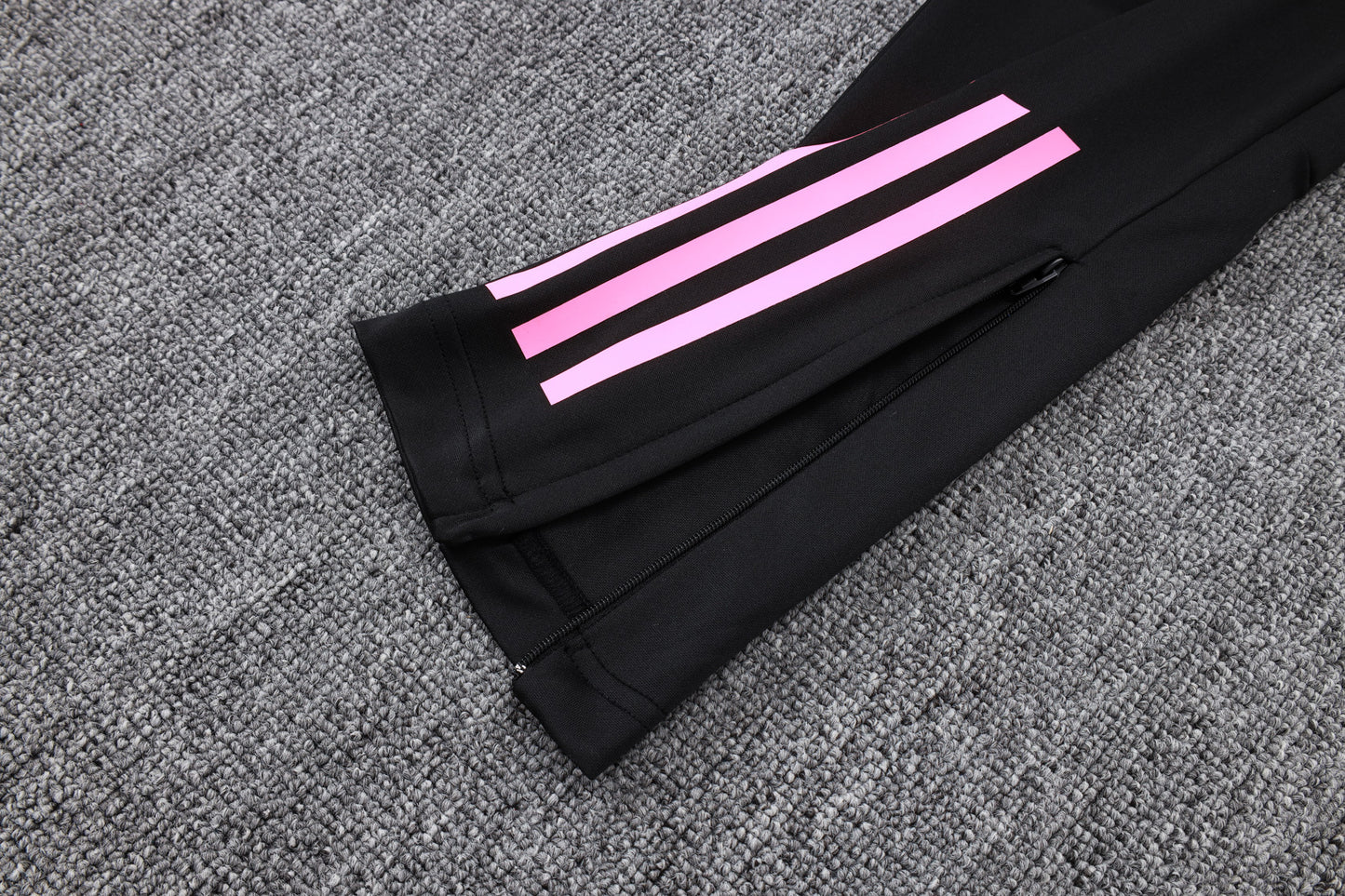 חליפת אימון ארסנל 2025/26 – שחור עם חצי רוכסן ופרטי ורוד