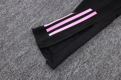 חליפת אימון ארסנל 2025/26 – שחור עם חצי רוכסן ופרטי ורוד