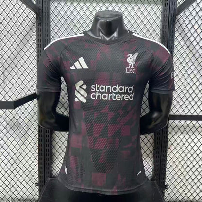 Liverpool FC חולצת ליברפול שלישית 2026/27 בשחור ובורדו