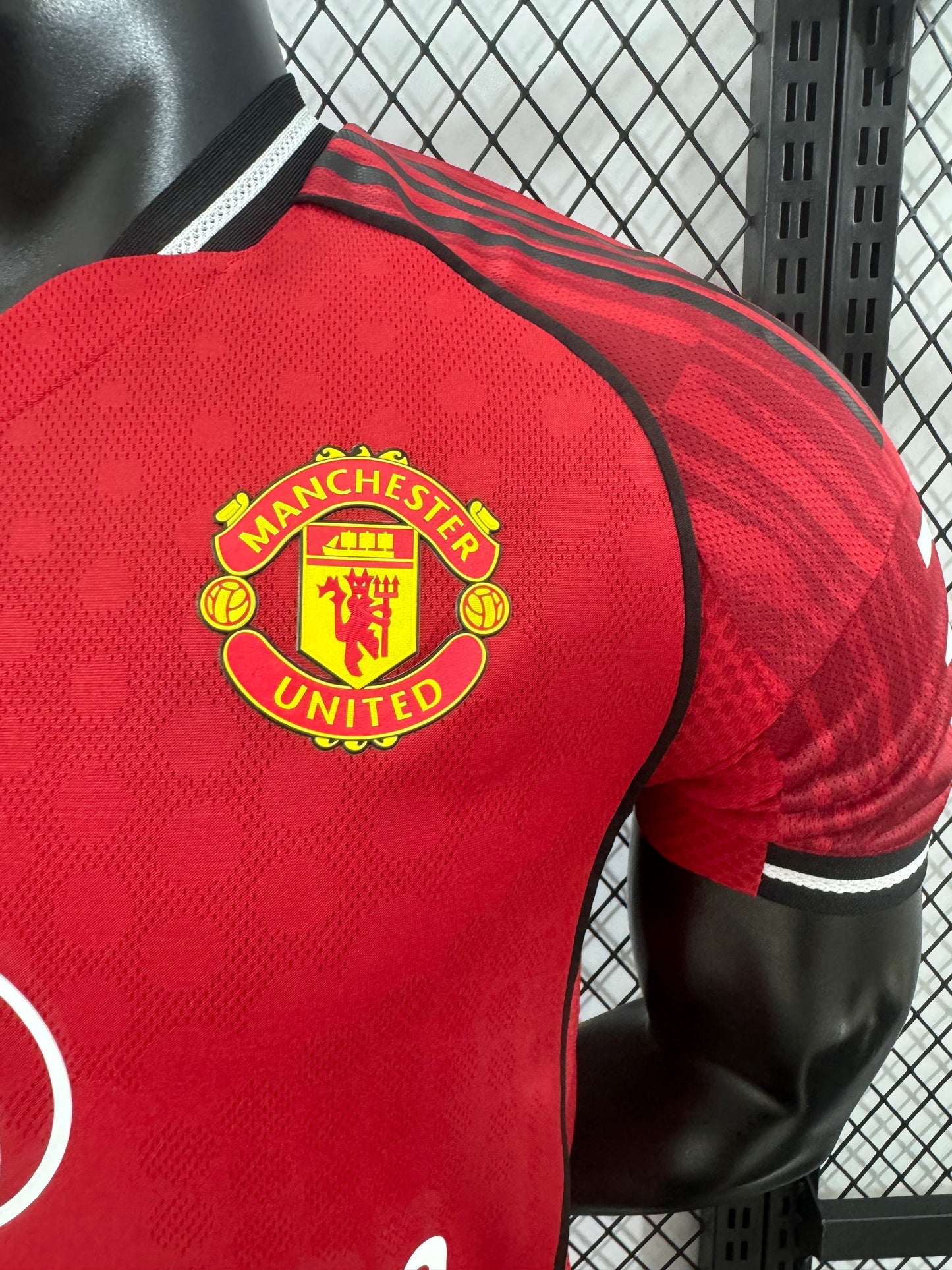 חולצת הבית של מנצ'סטר יונייטד לעונת 2025/26