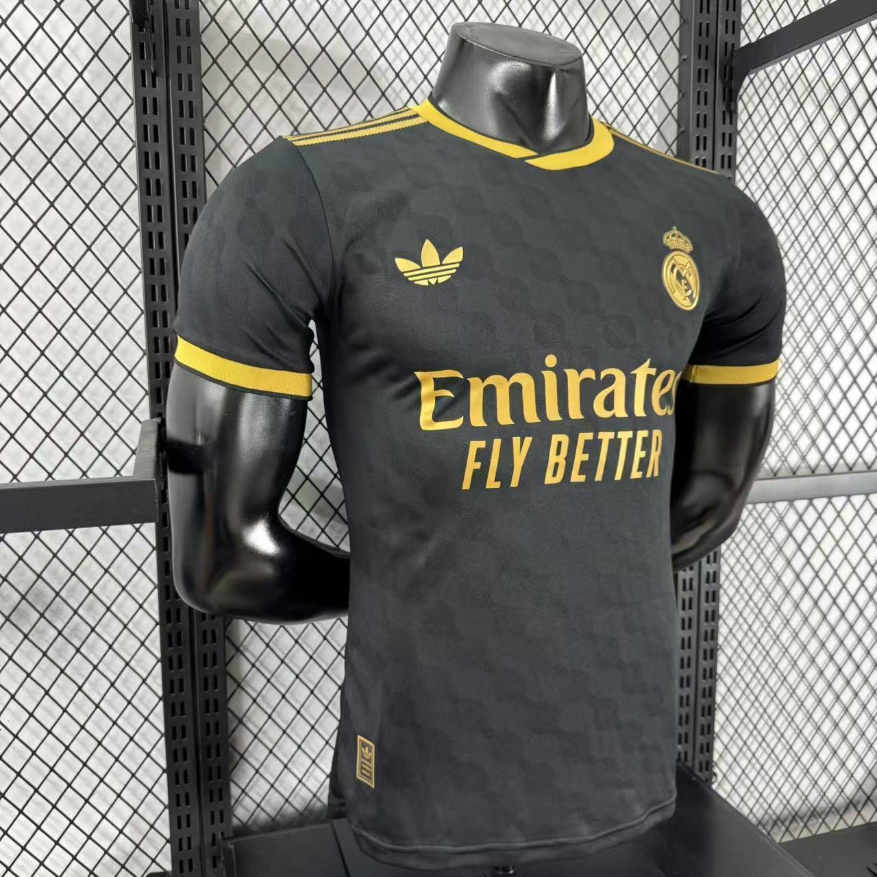 חולצת ריאל מדריד המיוחדת - מהדורה שחורה וזהובה