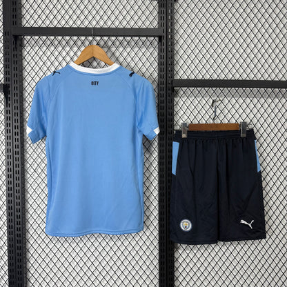 חליפת ילדים מנצ'סטר סיטי בית 25/26 – חולצה ומכנס בתכלת האלגנטי של אלופת אנגליה 💙⚽👑