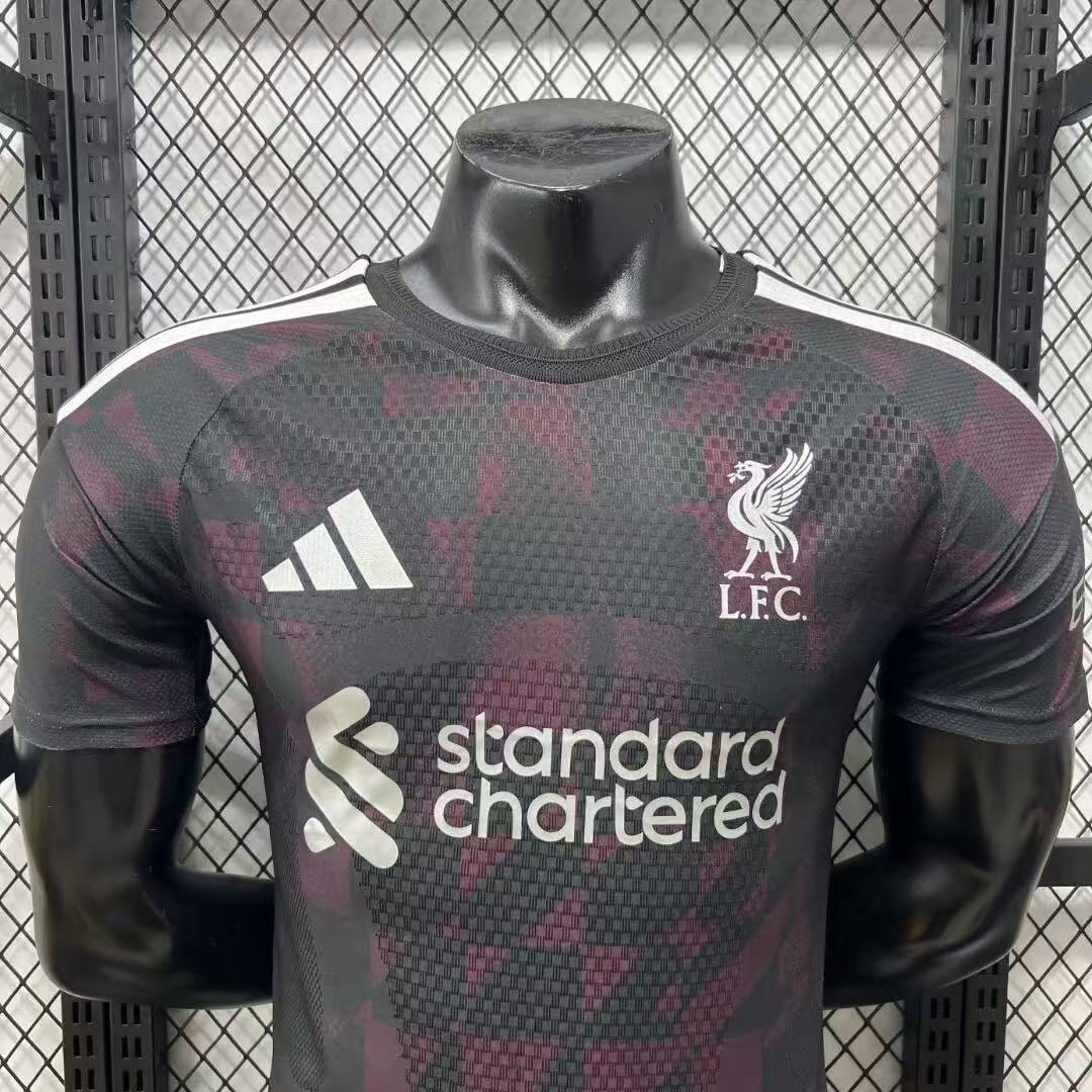Liverpool FC חולצת ליברפול שלישית 2026/27 בשחור ובורדו