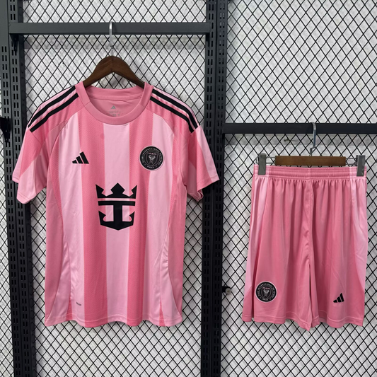 חליפת ילדים אינטר מיאמי בית 25/26 – חולצה ומכנס בגוון ורוד-שחור איקוני כמו מסי בעצמו ⚽🌴💗