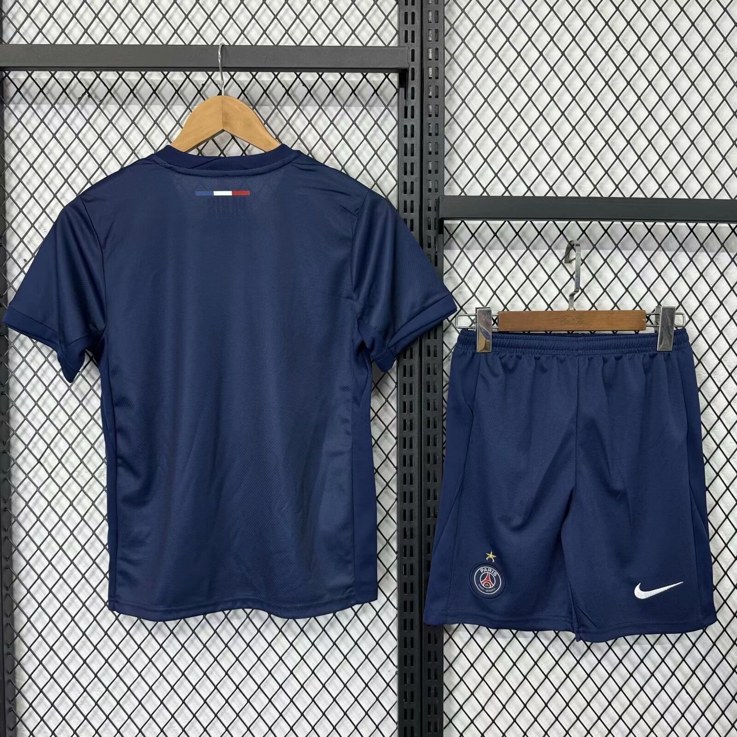 חליפת ילדים פריז סן ז’רמן בית 25/26 – חולצה ומכנס בעיצוב יוקרתי בצבעי כחול־אדום