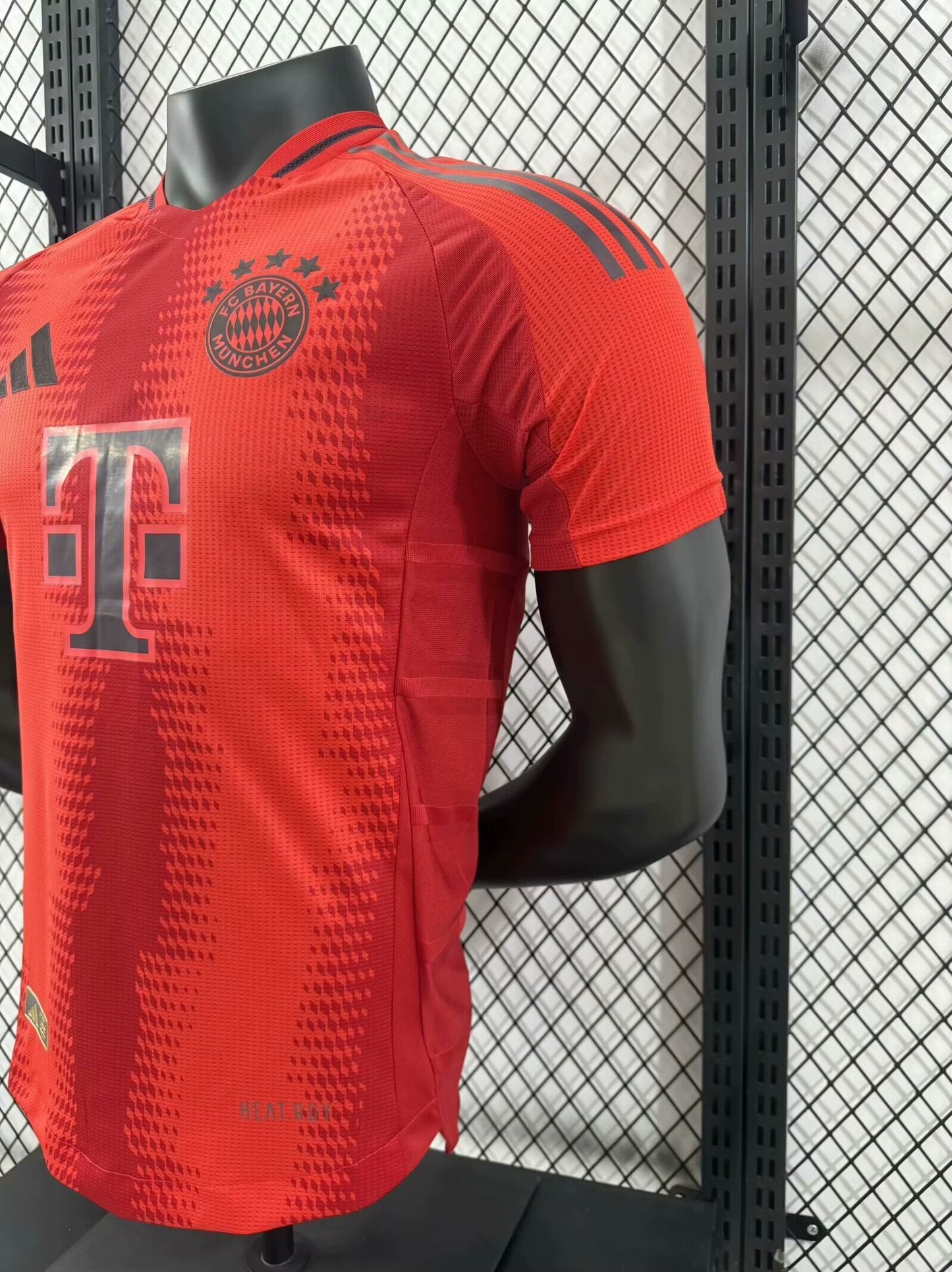 חולצת בית של באיירן מינכן לעונת 24/25