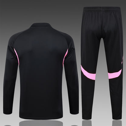 חליפת אימון ארסנל 2025/26 – שחור עם חצי רוכסן ופרטי ורוד