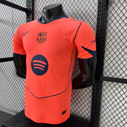 ברצלונה 25/26 – חולצת חוץ שנייה בכתום נייבי עוצמתי