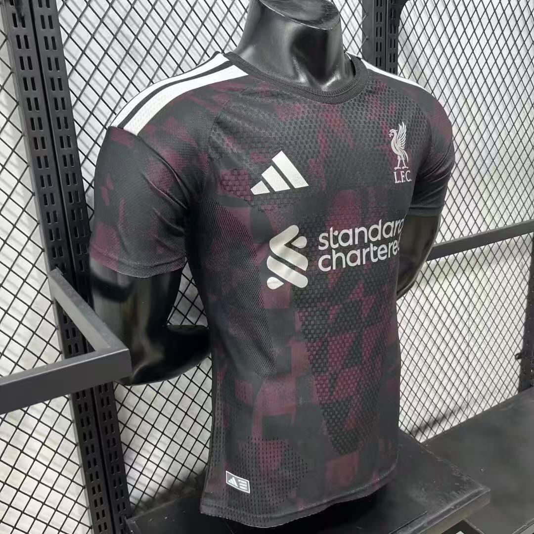 Liverpool FC חולצת ליברפול שלישית 2026/27 בשחור ובורדו