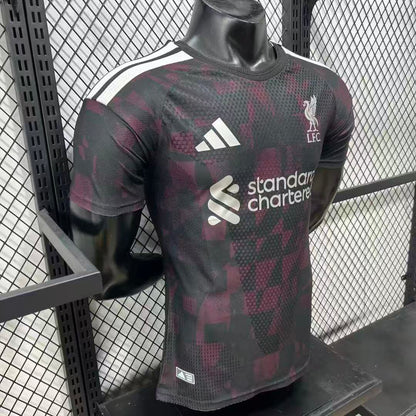Liverpool FC חולצת ליברפול שלישית 2026/27 בשחור ובורדו