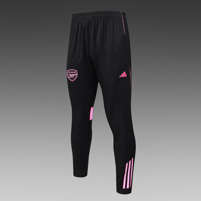 חליפת אימון ארסנל 2025/26 – שחור עם חצי רוכסן ופרטי ורוד