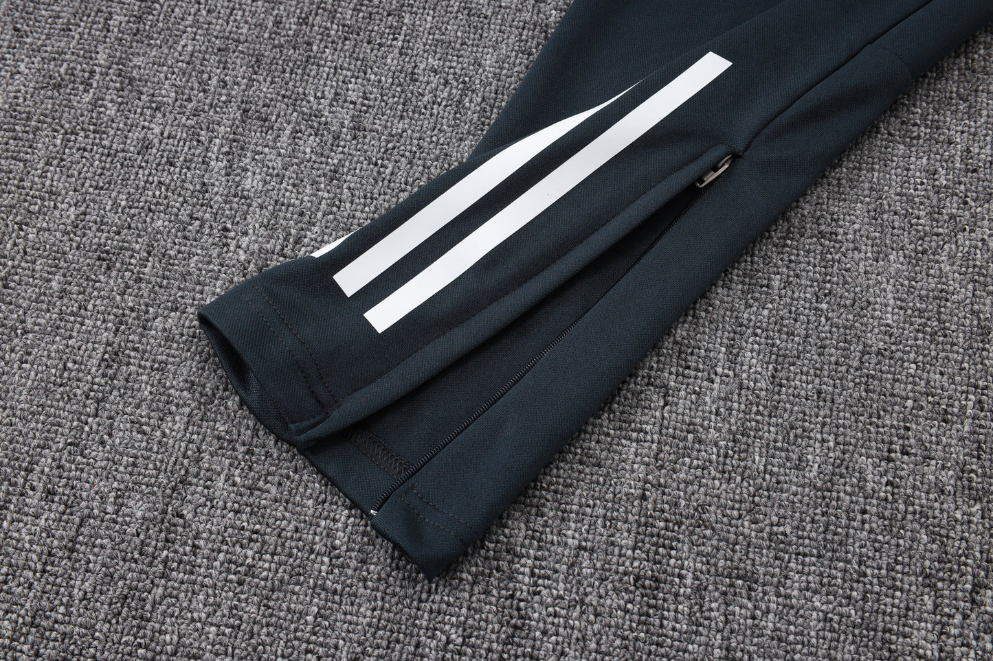 חליפת אימון ארוכה ארסנל 2025/26 – בורדו (סמל לבן)