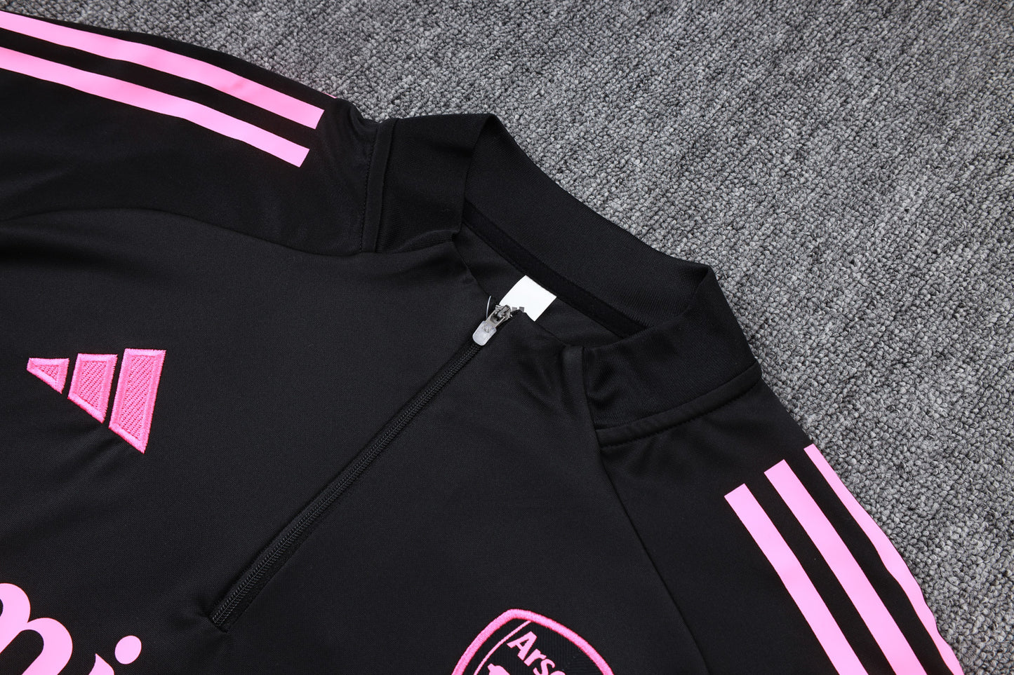 חליפת אימון ארסנל 2025/26 – שחור עם חצי רוכסן ופרטי ורוד