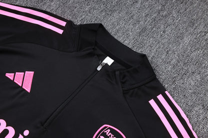 חליפת אימון ארסנל 2025/26 – שחור עם חצי רוכסן ופרטי ורוד