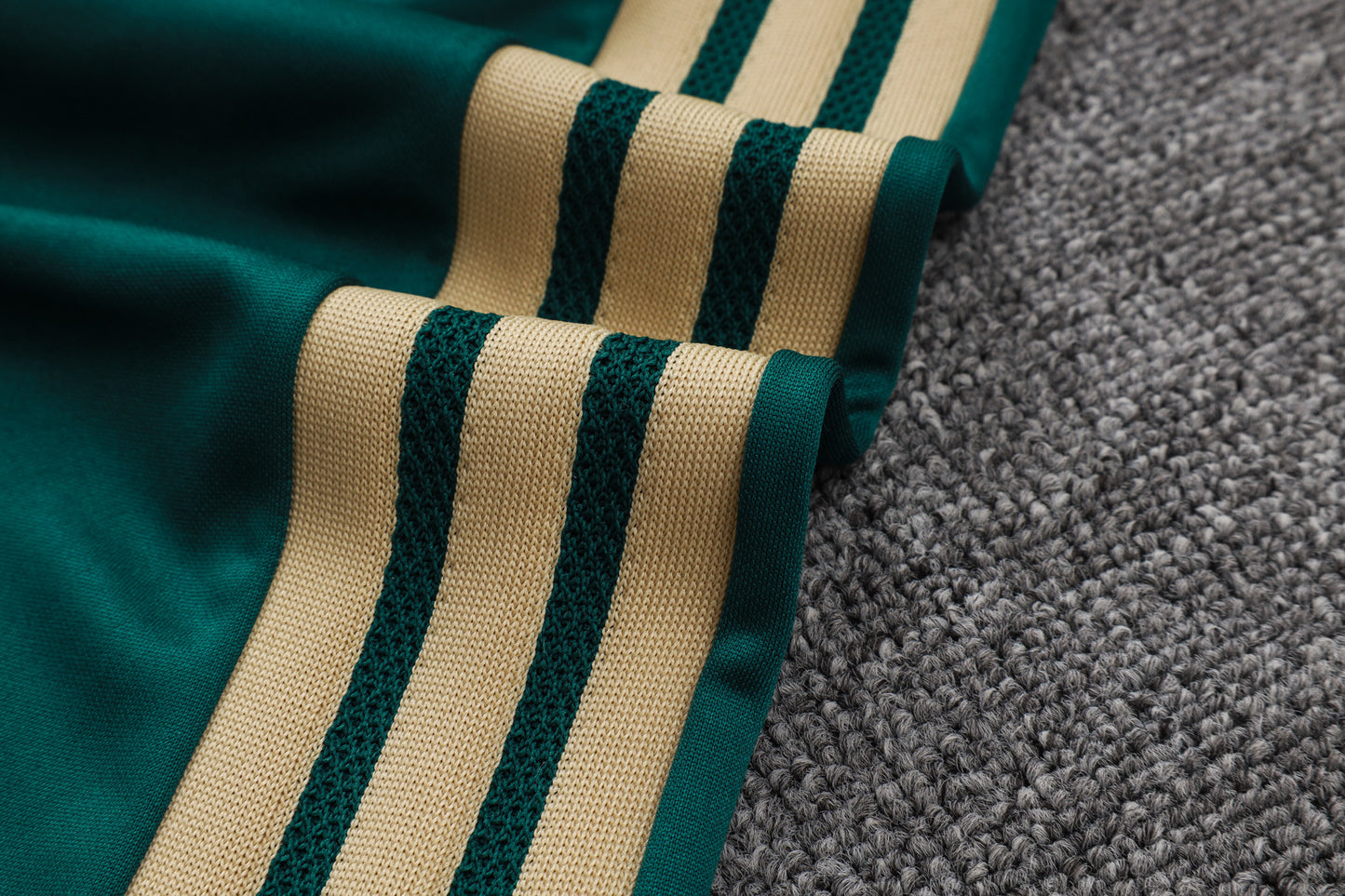 חליפת אימון איטליה 26/27 – דגם חצי רוכסן (ירוק כהה)