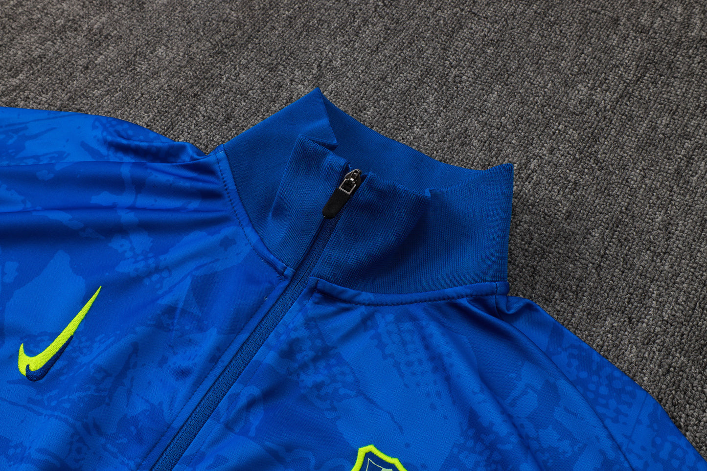 חליפת אימון ברצלונה 2024/25 – כחול ספריי עם רוכסן מלא