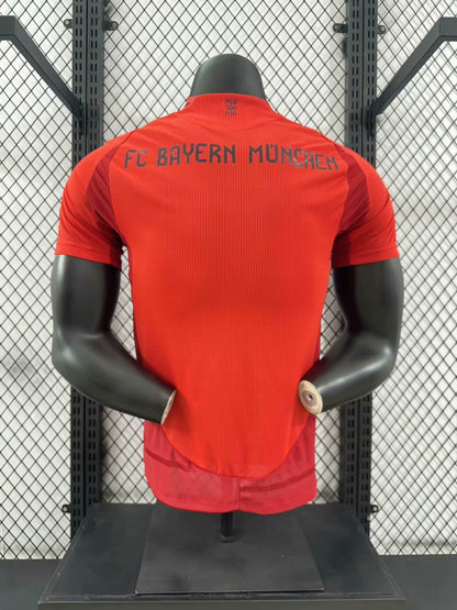 חולצת בית של באיירן מינכן לעונת 24/25