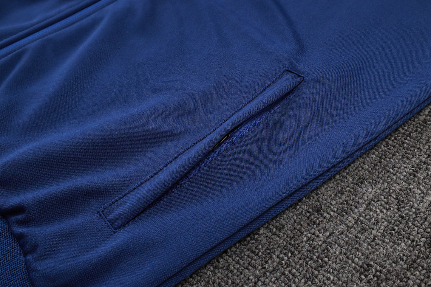 חליפת אימון אתלטיקו מדריד 25/26 – כחול כהה עם רוכסן מלא