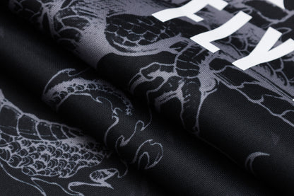 חליפת אימון ריאל מדריד 2024/25 – שחור ספריי עם חצי רוכסן ופסים לבנים