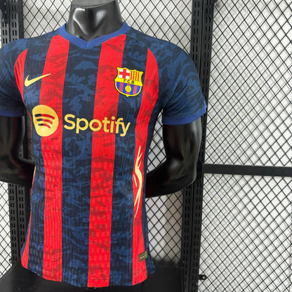 חולצת FC ברצלונה מיוחדת – מהדורה קלאסית אדומה וכחולה