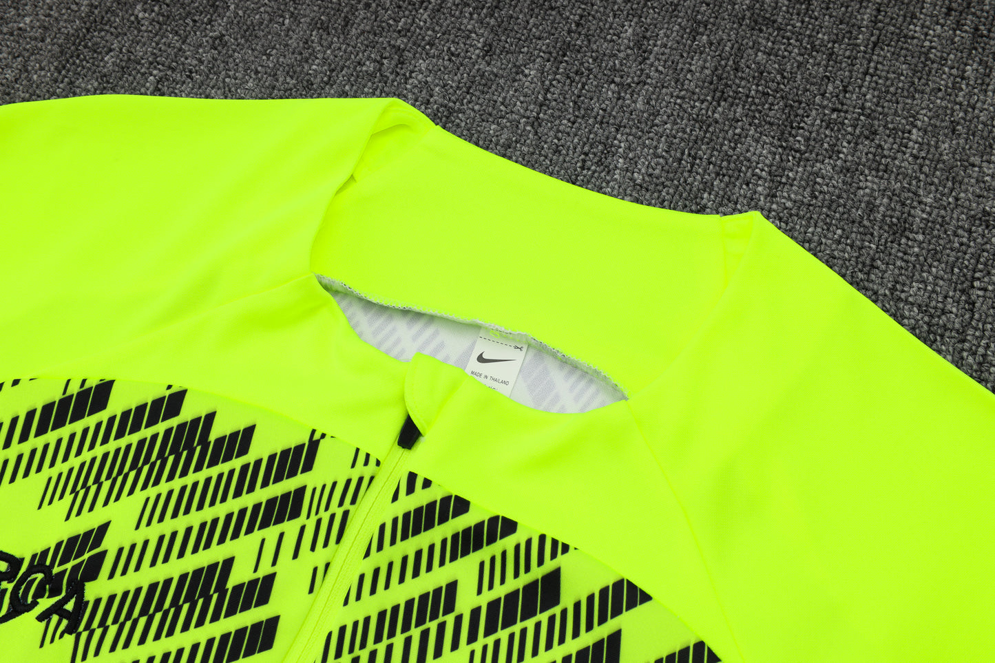 סט חליפה ברצלונה 23/24 – דגם חצי־רוכסן, צבע ירוק פלורסנט