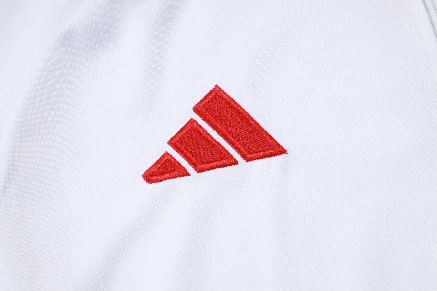 Liverpool 2025/26 – חליפת אימון ליברפול לבן־שחור